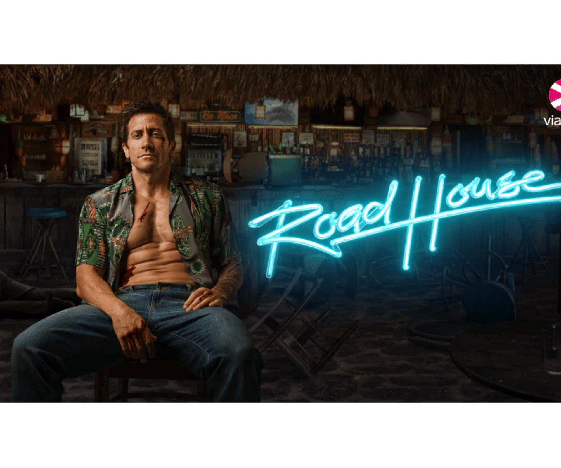 Viaplay-promoplakat for Road House med en siddende mand foran en bar og den blå neon-tekst Road House.