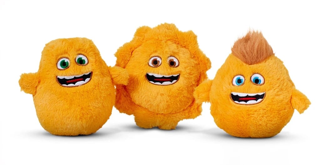 Tre orange bamser kendt som De Små Priser med store smil og karakteristisk udtryk, der signalerer lave priser og hjælpsomhed på en kærlig og ligefrem måde.