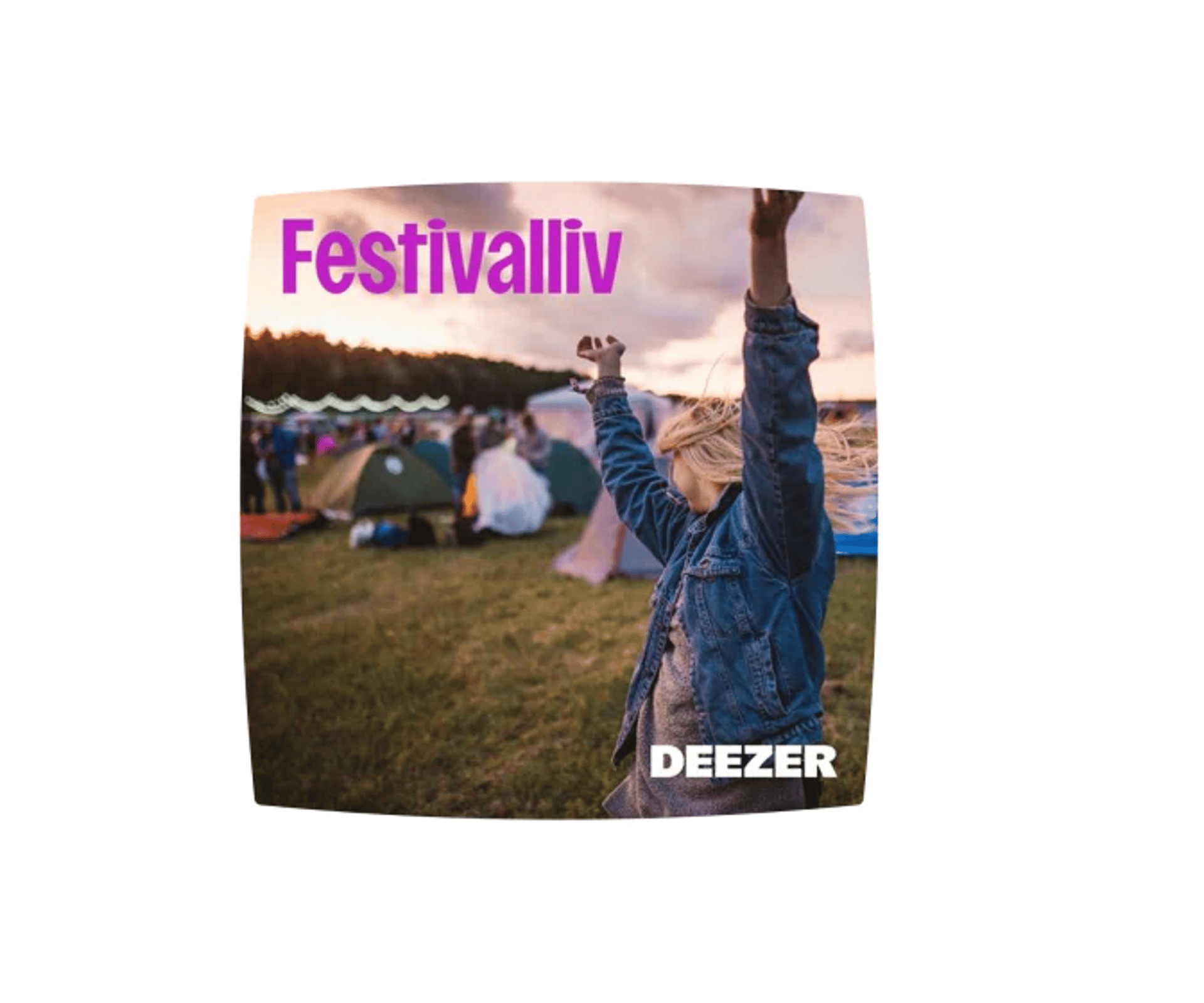 Festivalmotiv med en person, der danser foran telte i skumringen, med teksten Festivalliv og Deezer.