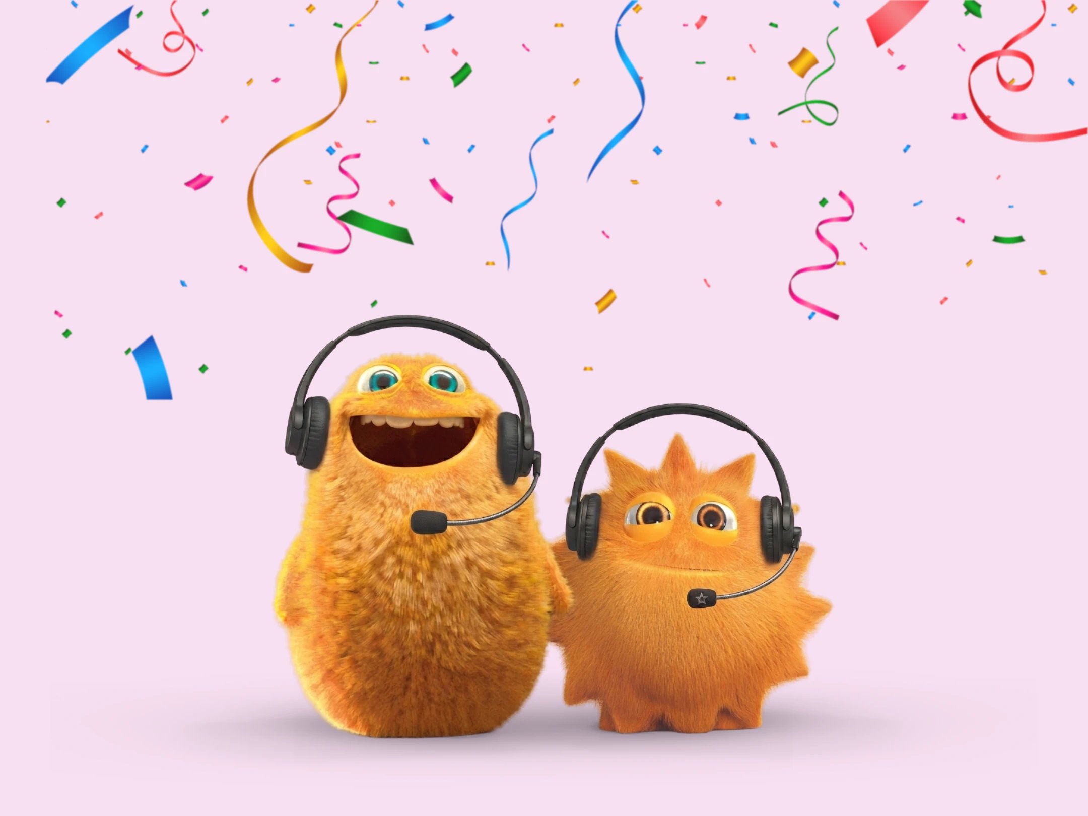 To orange Små Priser-figurer med headsets står foran farverigt konfetti på lyserød baggrund.