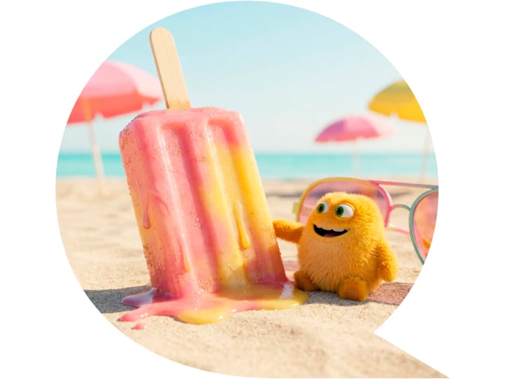 En farverig, smeltende ispind på en sandstrand ved siden af Lille Pris og et par solbriller, med pastelfarvede parasoller og blå himmel i baggrunden, som giver en sjov sommerstemning.