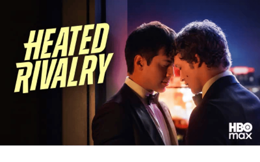 Promobillede for Heated Rivalry på HBO Max med to mænd i jakkesæt tæt panden mod panden.