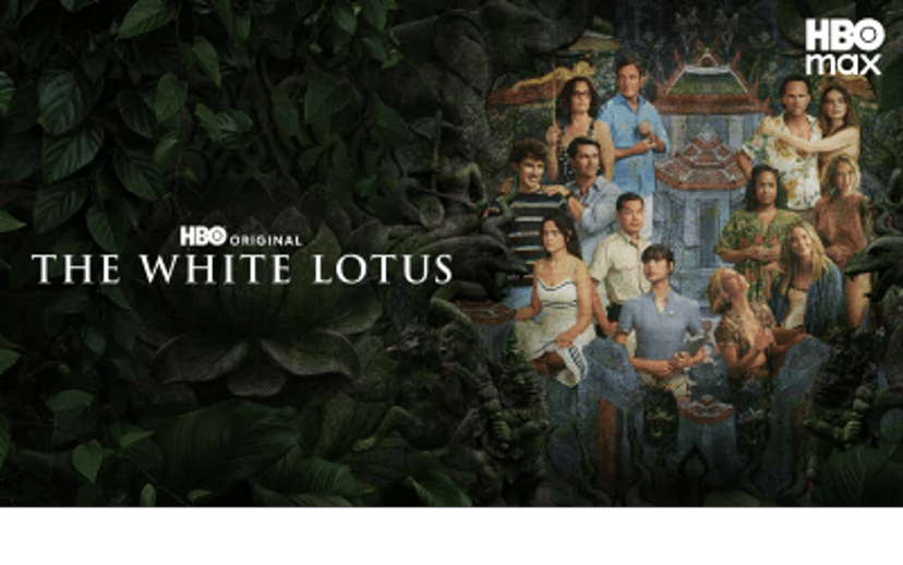 HBO Max-plakat for The White Lotus med rollebesætningen foran en mørkegrøn bladbaggrund.