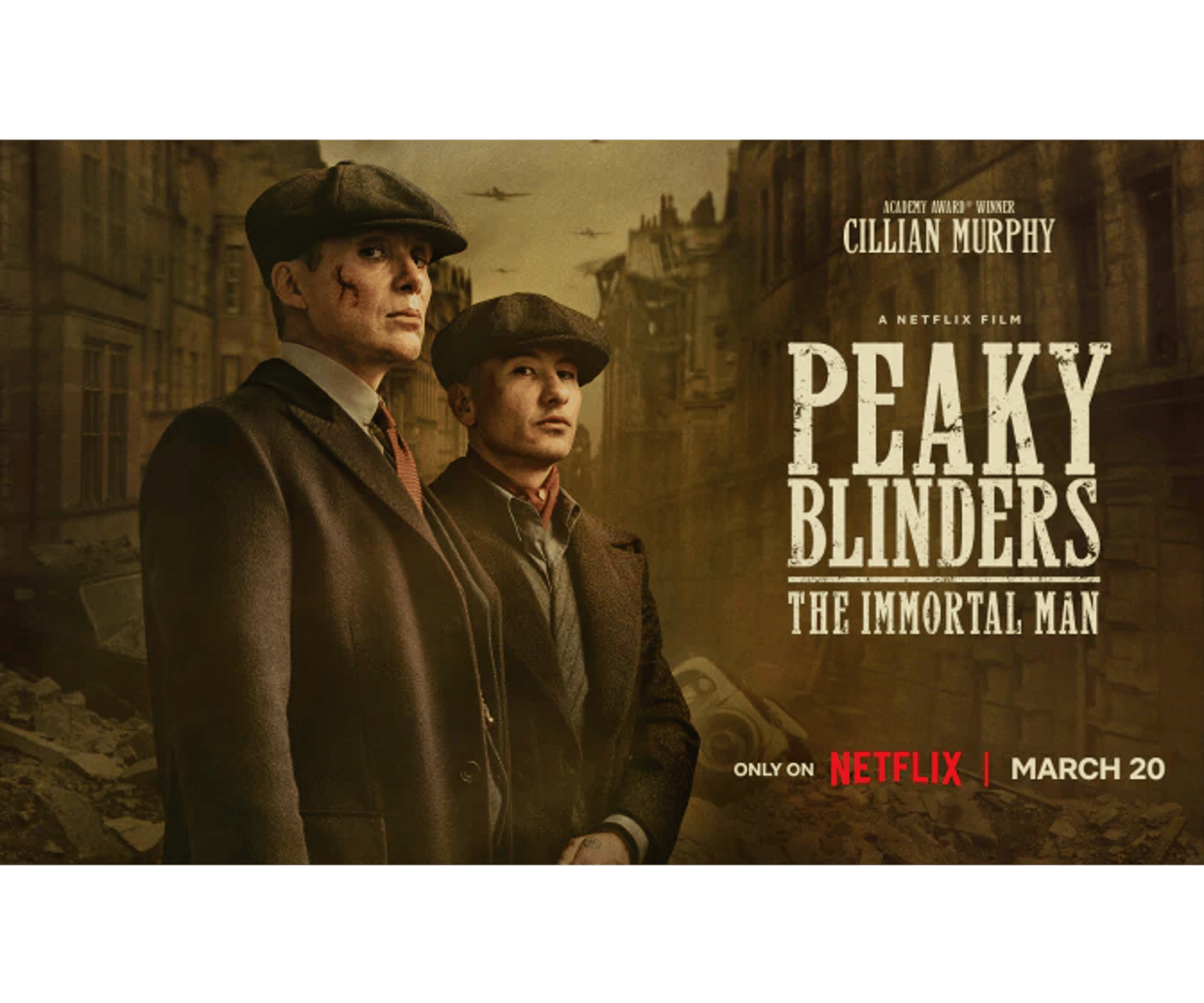 Filmplakat med Cillian Murphy og en anden mand foran en mørk, støvet bykulisse. Teksten ‘Peaky Blinders: The Immortal Man’ og Netflix-logoet står tydeligt i højre side.