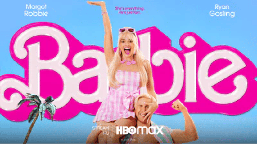 Barbie-plakat med Margot Robbie og Ryan Gosling foran den lyserøde Barbie-logo baggrund og HBO Max-logo nederst.