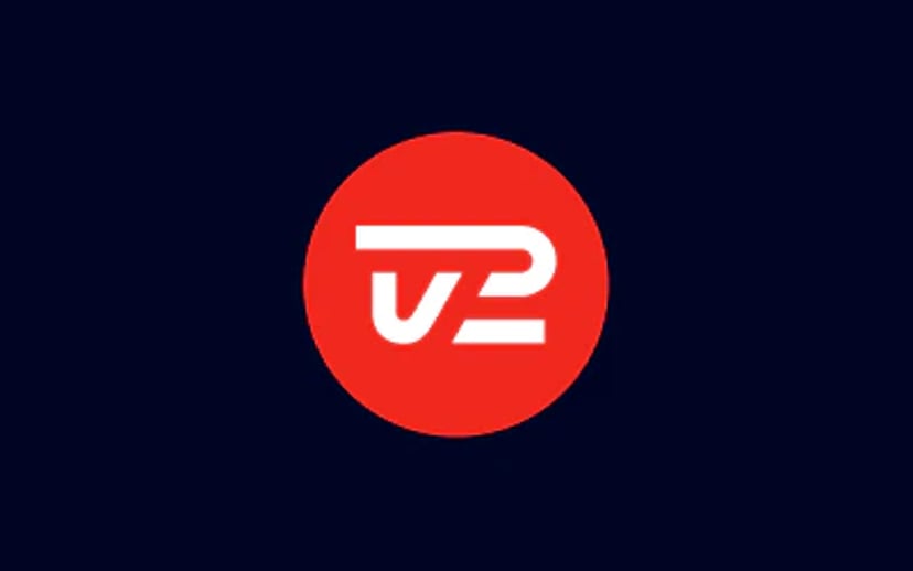 TV 2 Play-logo i hvidt i en rød cirkel på mørk blå baggrund.