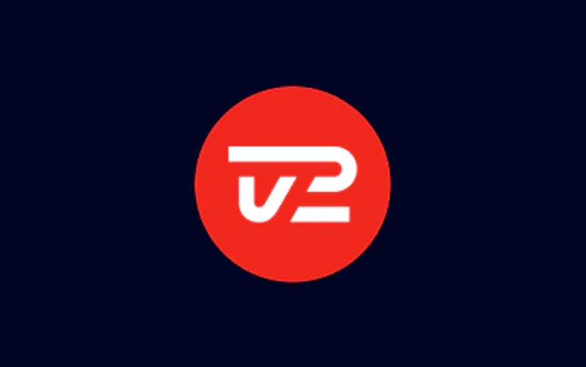 TV 2 Play-logo i hvidt i en rød cirkel på mørk blå baggrund.