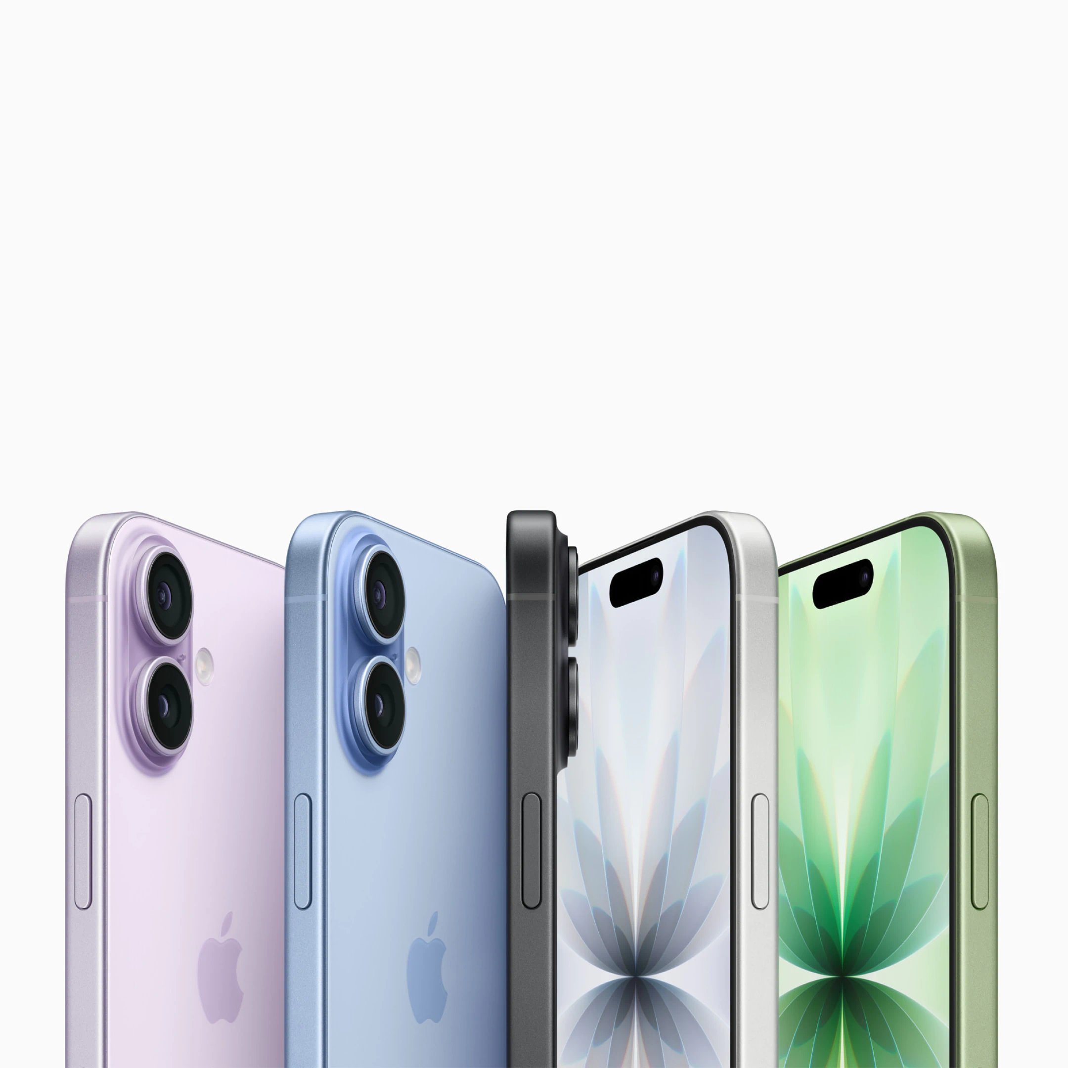 Fire iPhone 17-modeller i lilla, blå, sort, hvid og grøn står på række med forskellige kameradesigns og farverige skærme på en lys baggrund.