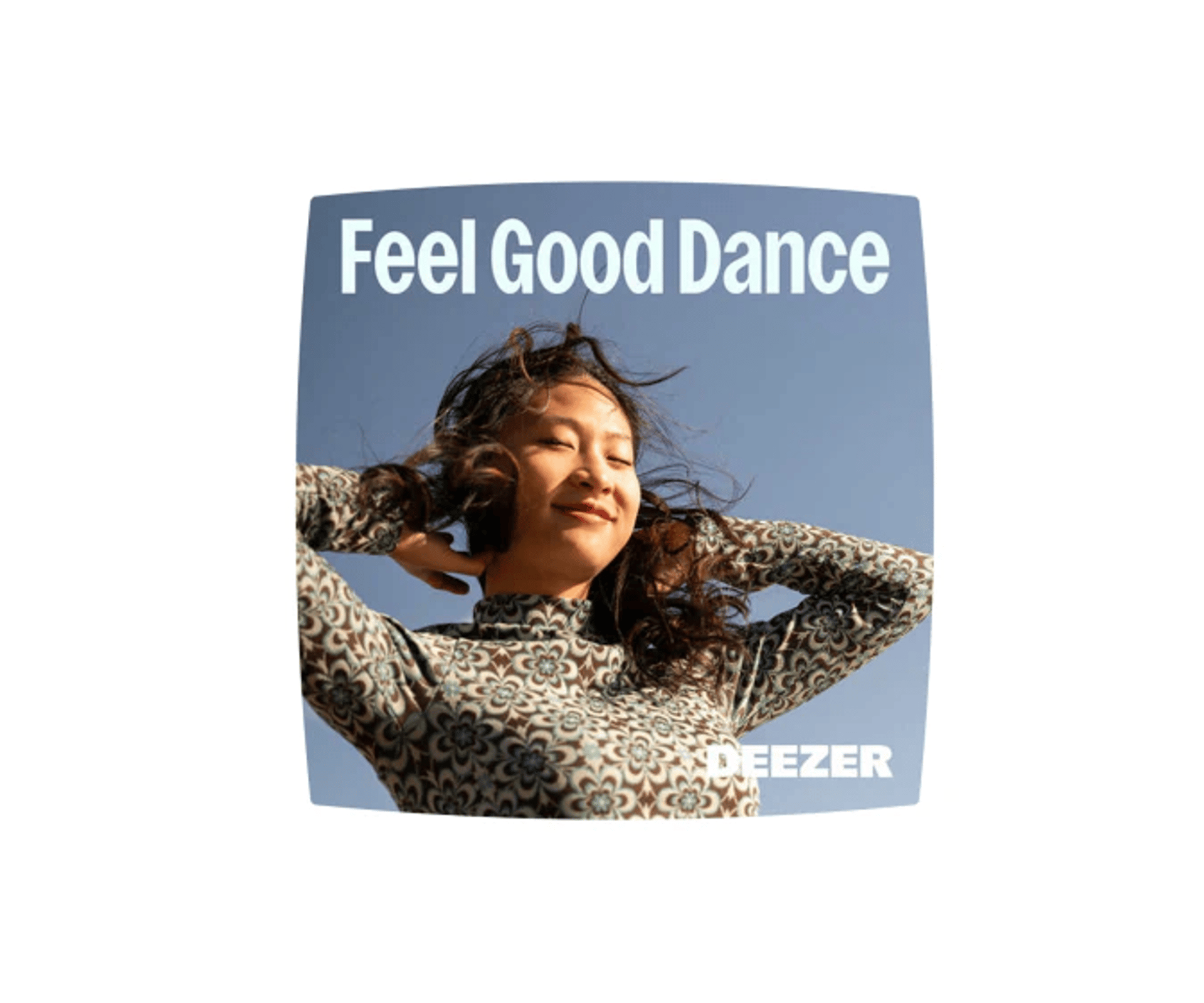 Mobil visuel med teksten “Feel Good Dance”, hvor en kvinde med lukkede øjne poserer mod en blå himmel med Deezer-logo.