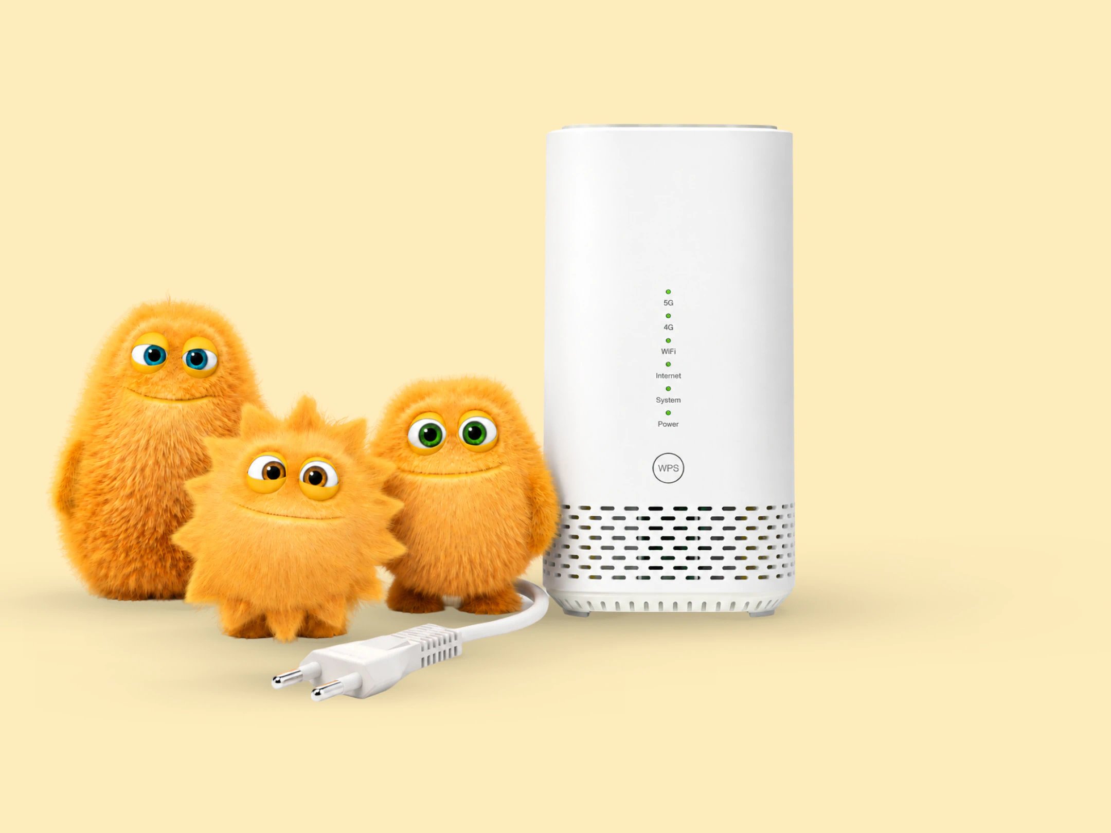 Tre orange, lodne figurer står ved siden af en hvid 5G-router med synlige statuslamper, Wi-Fi- og internetindikatorer samt et strømkabel på en lys gul baggrund.