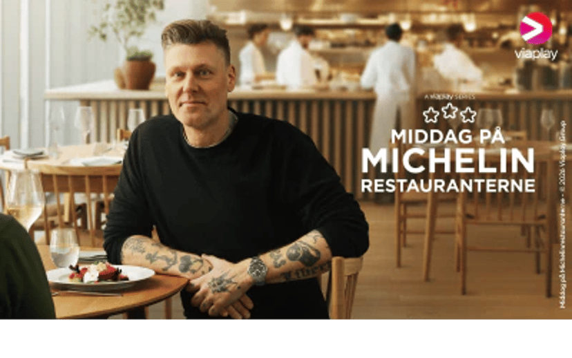 Mand sidder ved et restaurantbord med dessert og Viaplay-tekst om middag på Michelin-restauranterne.