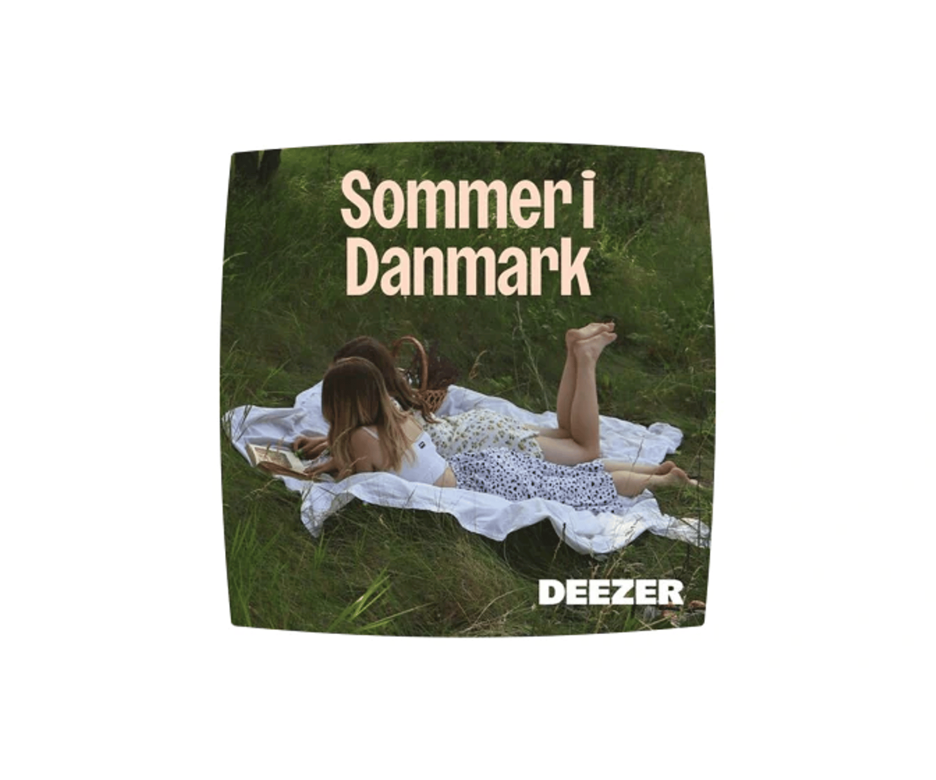 Deezer-promo med teksten “Sommer i Danmark” over et billede af to personer, der ligger på et tæppe i græsset. Deezer-logo nederst.