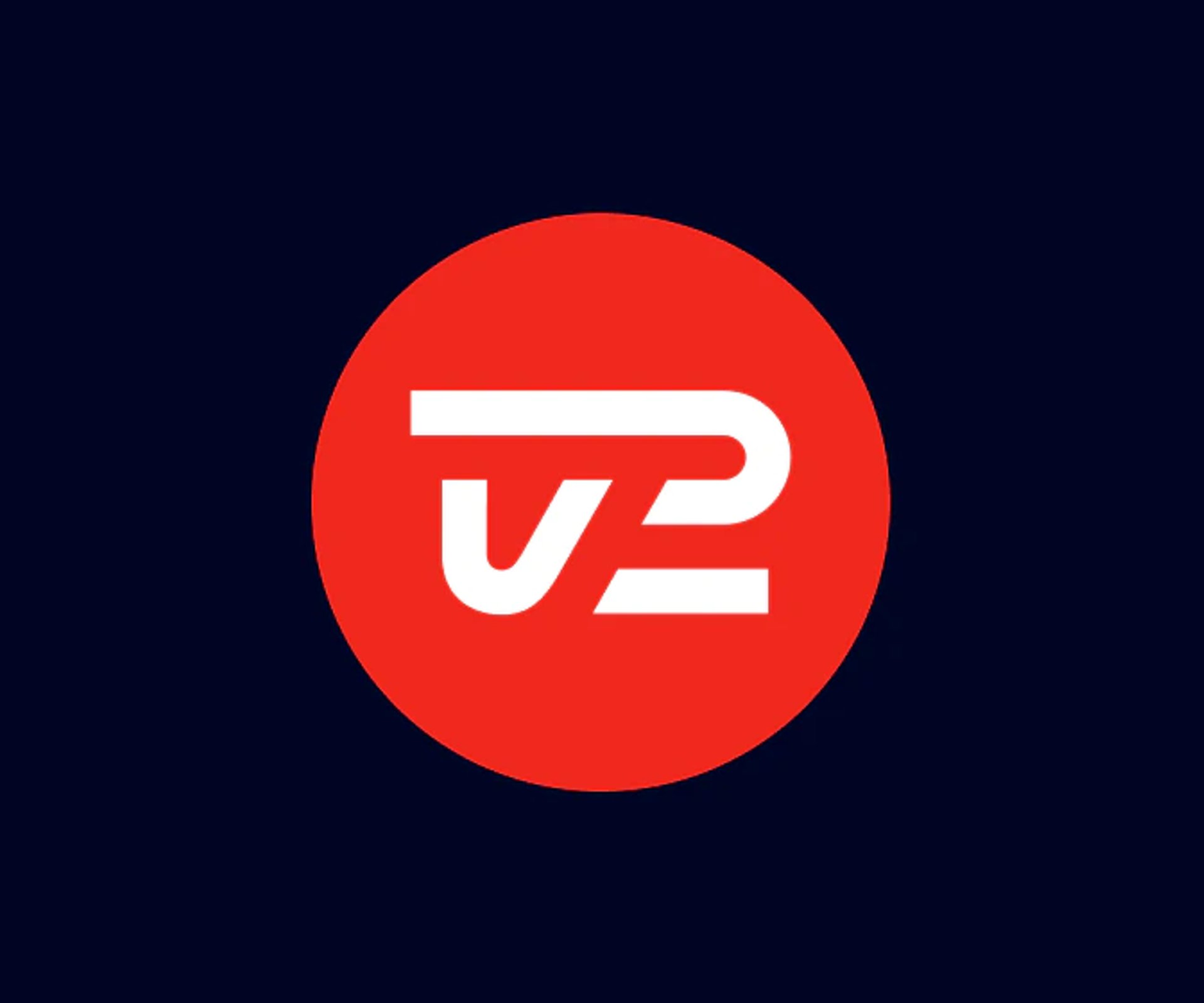 TV 2 Play-logo i hvidt i en rød cirkel på mørk blå baggrund.