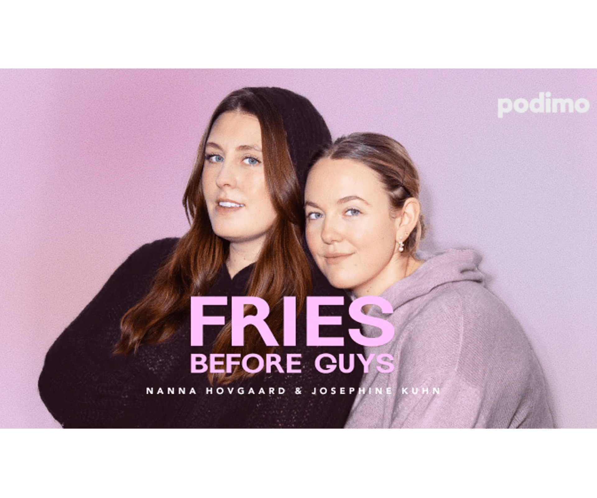 Portræt af Nanna Hovgaard og Josephine Kuhn foran lyserød baggrund med Podimo-logo og teksten Fries Before Guys.