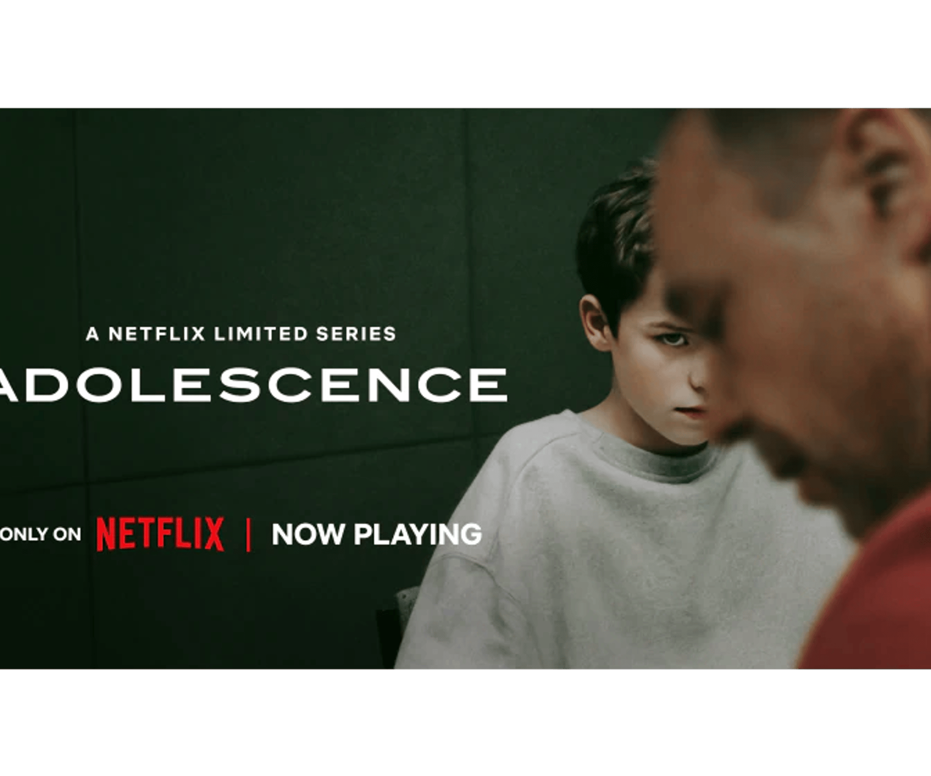 Netflix-plakat for serien Adolescence med en dreng i forgrunden og en sløret person i rødt i højre side.