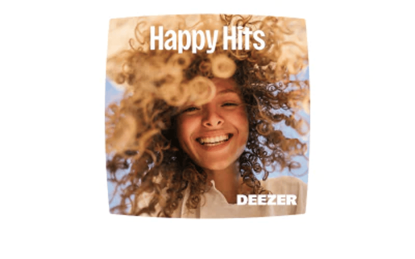 Kvinde med stort krøllet hår smiler med teksten Happy Hits og Deezer på billedet.