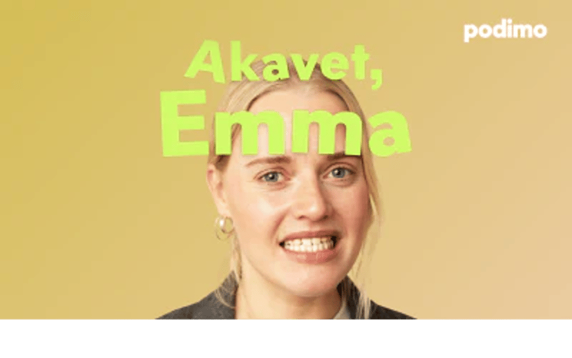 Portræt af en kvinde foran en beige baggrund med teksten “Akavet, Emma” og Podimo-logoet i øverste højre hjørne.