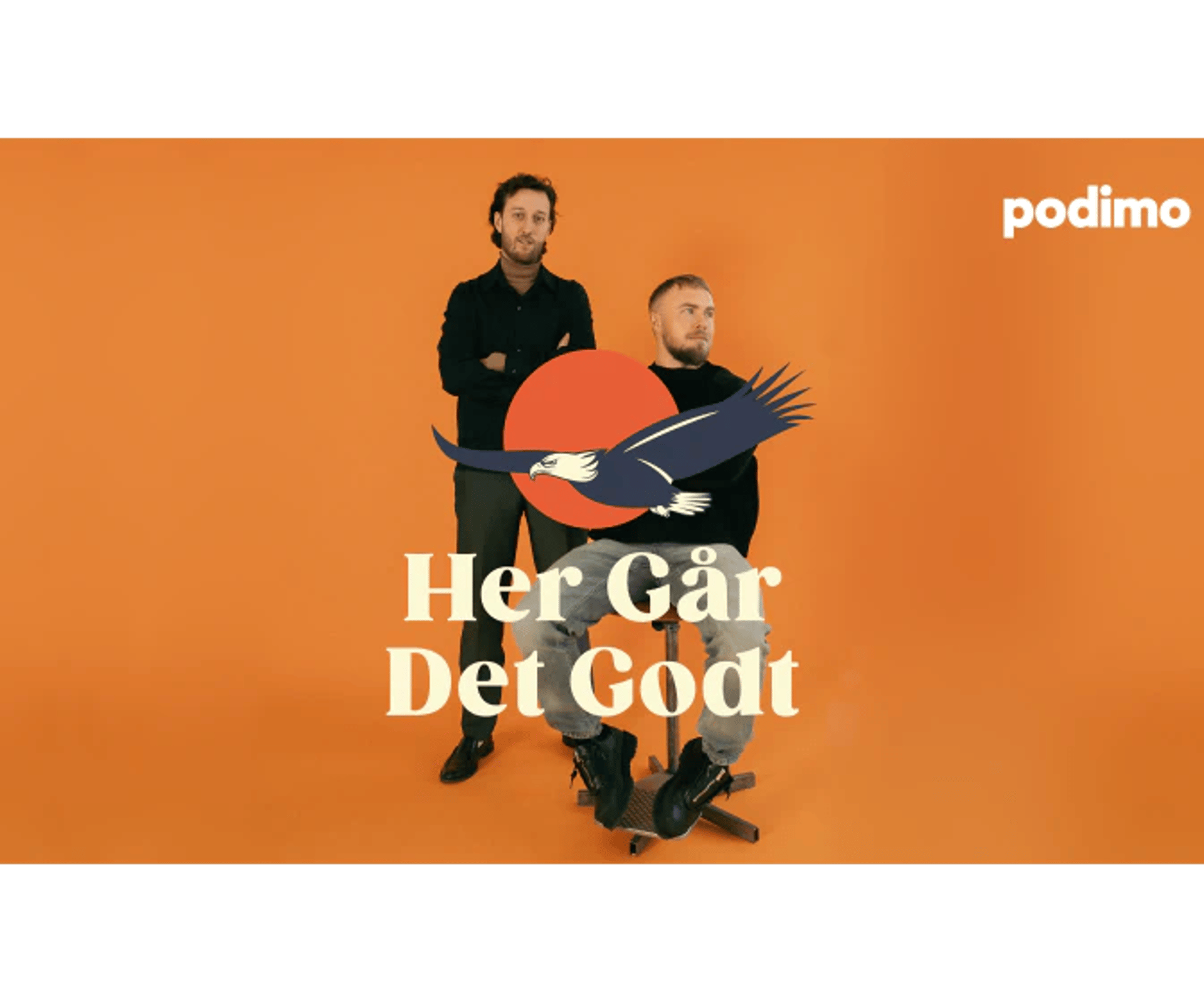 Podimo-promo med to mænd foran orange baggrund, Podimo-logo og teksten “Her Går Det Godt”.