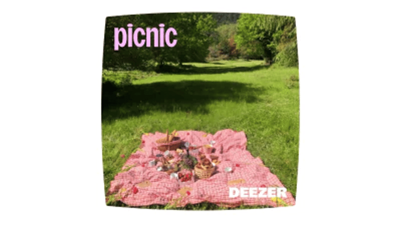 Picnic tæppe på en grøn græsplæne i en park med mad og drikke, med teksten Picnic og Deezer.