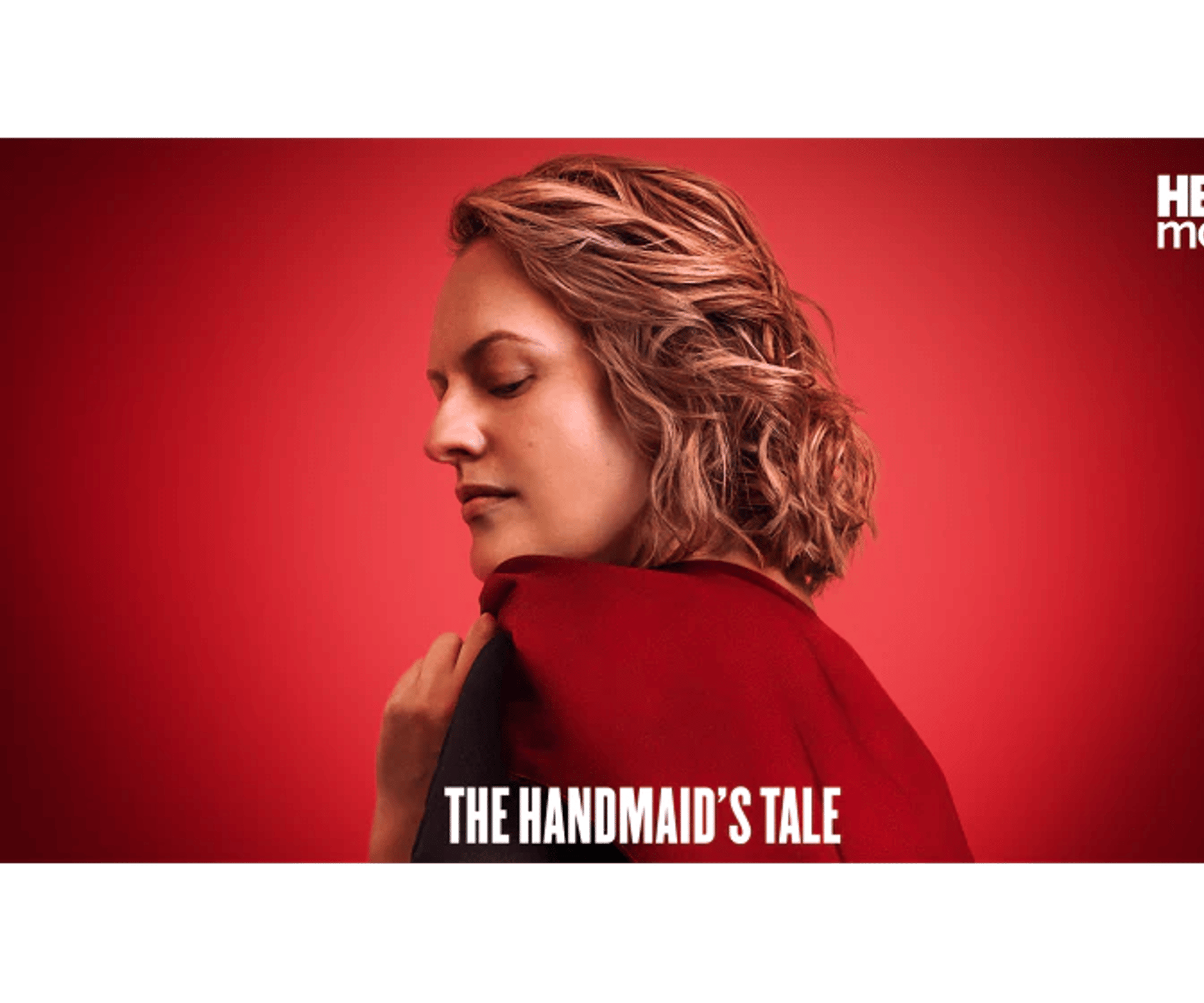 Portræt af en kvinde i rød dragt på rød baggrund med HBO Max-logo og The Handmaid’s Tale-tekst.