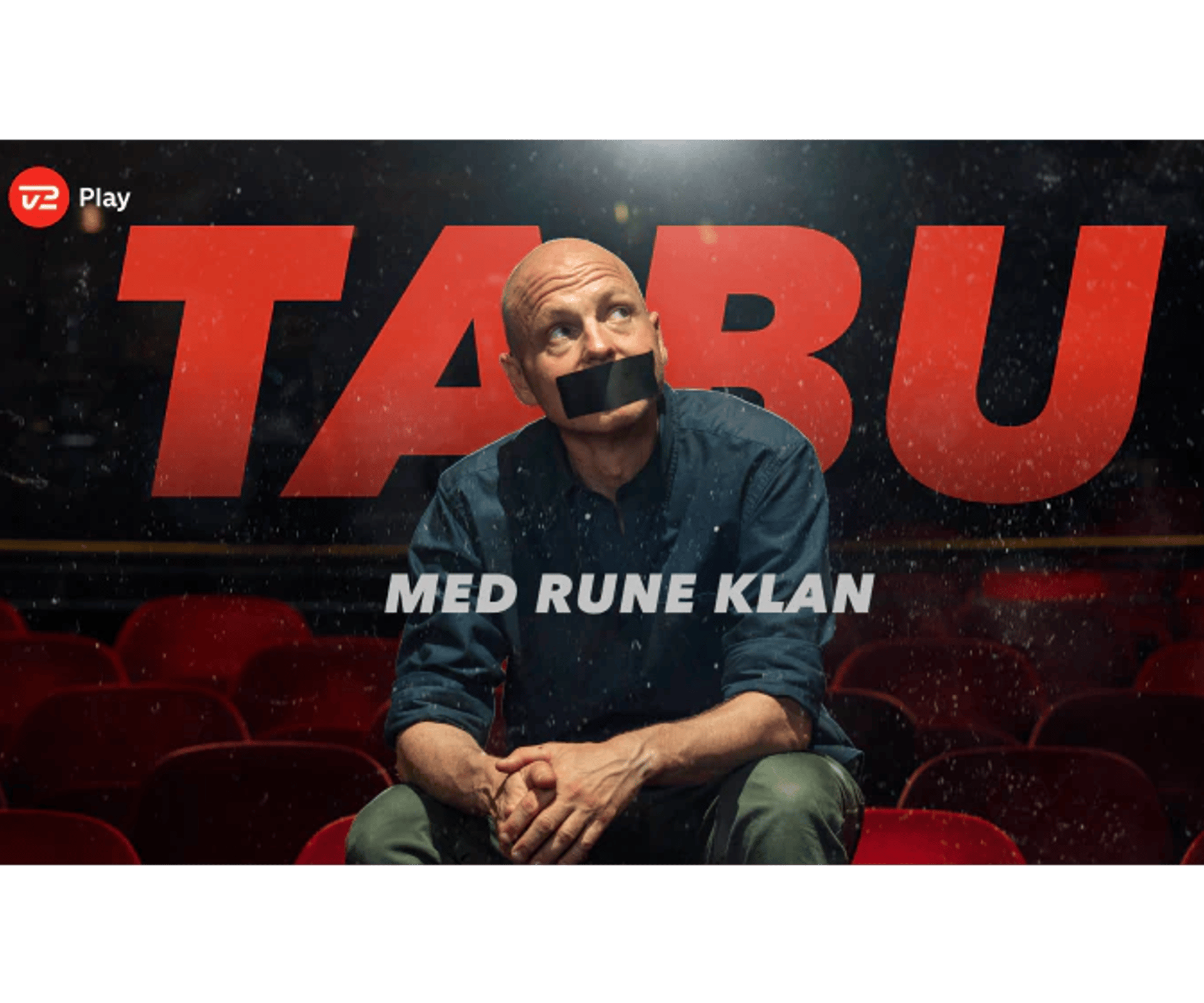 Tabu med Rune Klan foran røde biografsæder og stor rød titel på mørk baggrund.