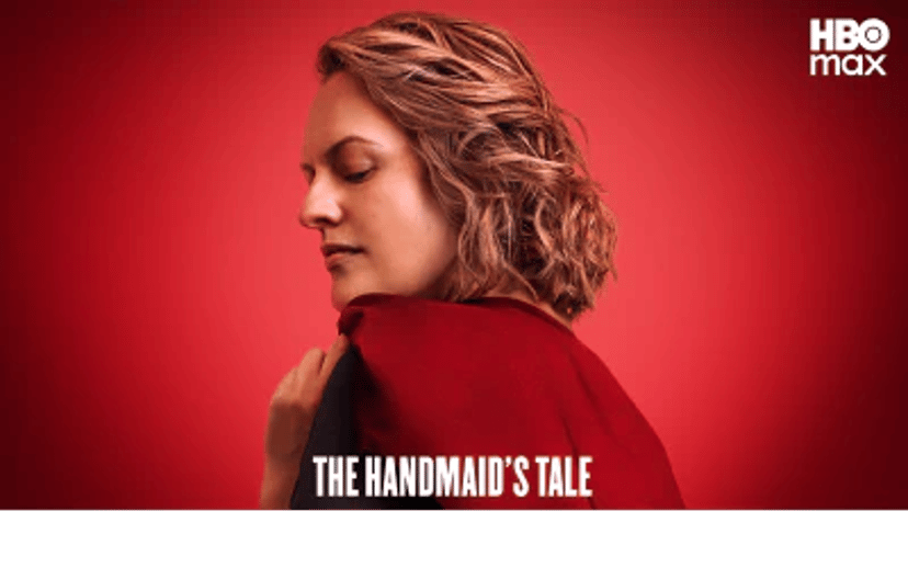 Rød plakat med kvinde i profil, HBO Max-logo og teksten The Handmaid’s Tale nederst.