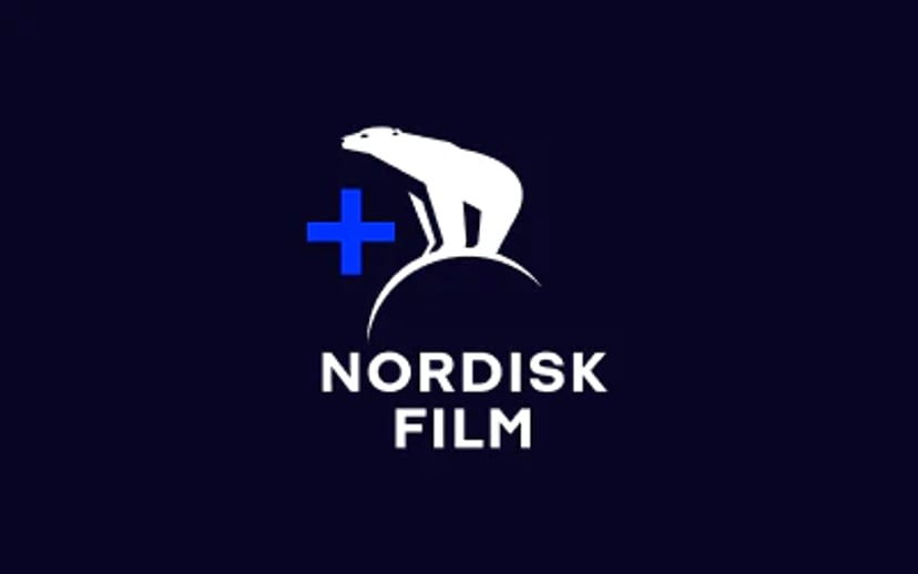 Nordisk Film Plus-logoet i hvid og blå på mørkeblå baggrund med en isbjørn over teksten.