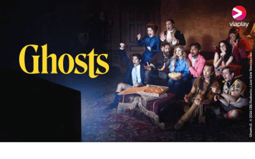 Promobillede for Ghosts på Viaplay med en gruppe personer samlet i en stue omkring et sofabord.