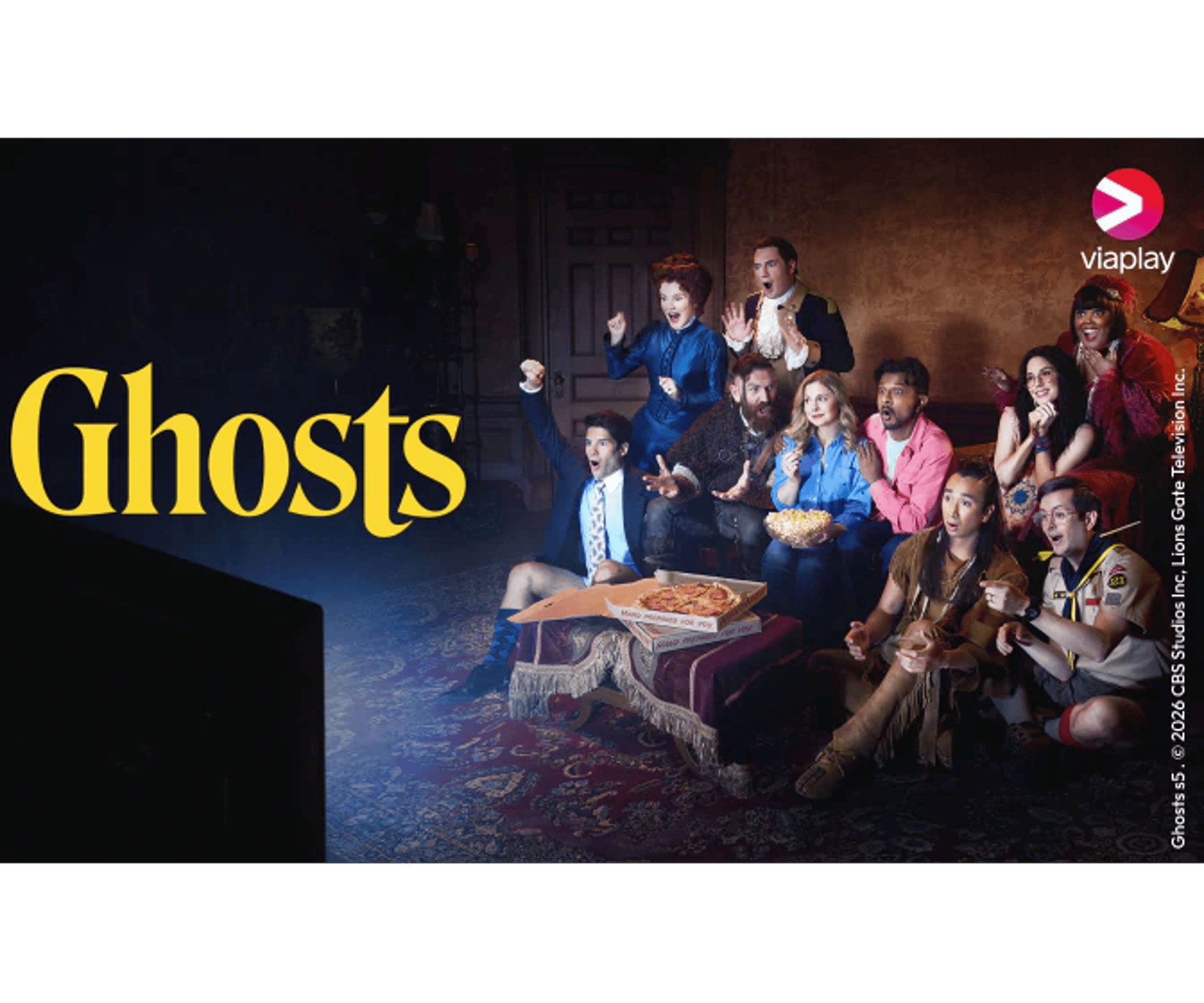 Viaplay-plakat for Ghosts med en gruppe personer samlet i et mørkt, historisk rum omkring en sofa og popcorn.