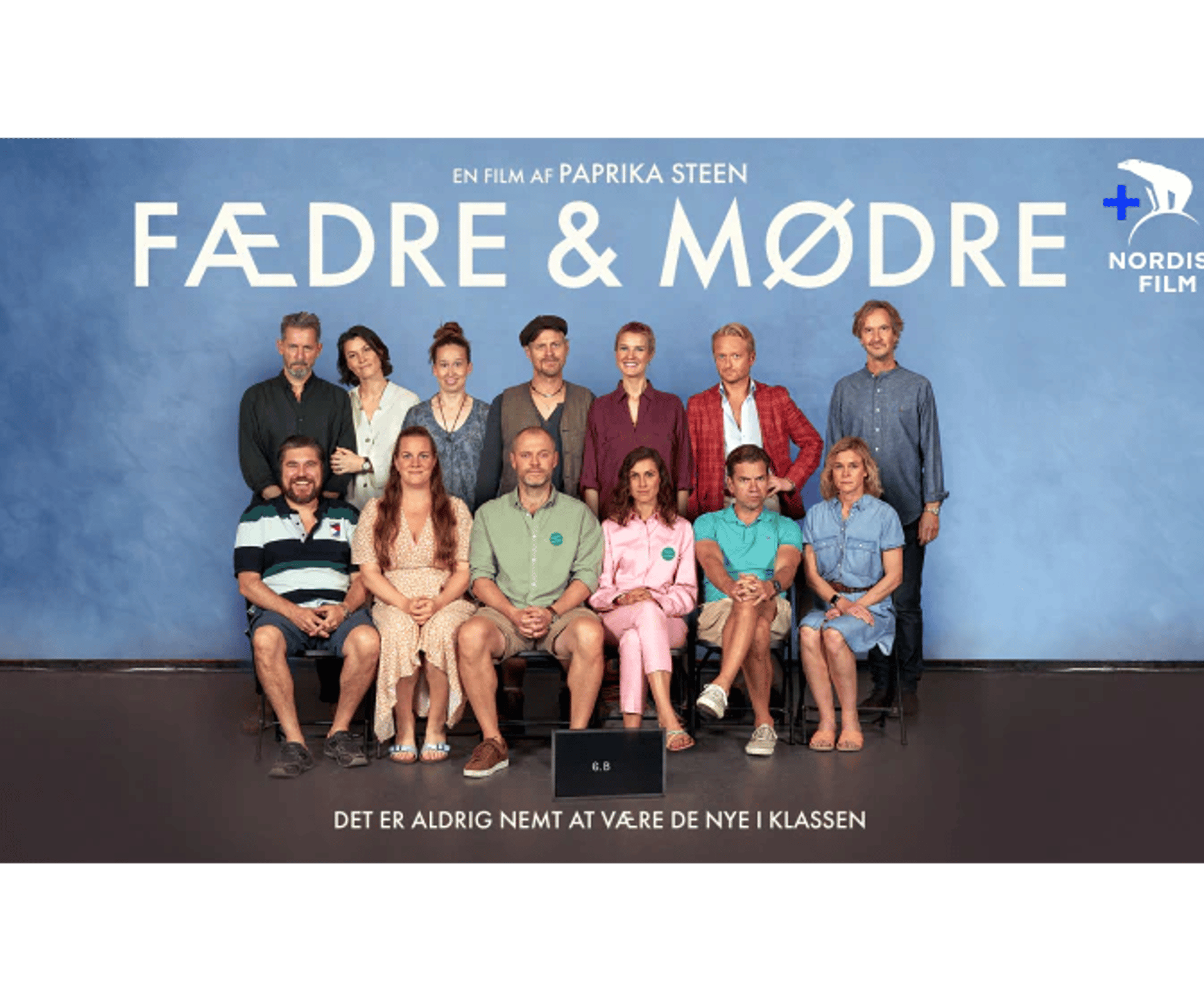 Nordisk Film-plakat med castet fra Fædre & Mødre foran blå baggrund og filmens titel øverst.