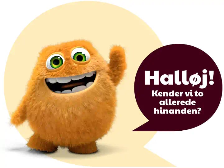 Lille Pris, CBB’s orange tøjdyr, der vinker og taleboblen siger: 'Halløj! Kender vi to allerede hinanden?'