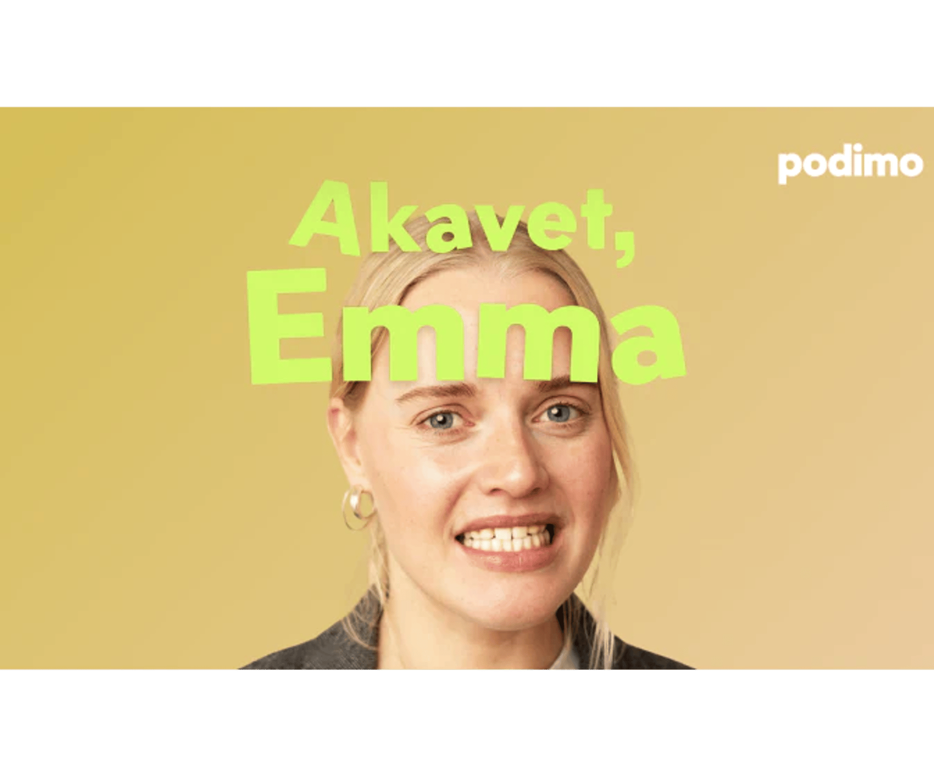 Portræt af en kvinde med teksten “Akavet, Emma” på gul baggrund og Podimo-logo i hjørnet.