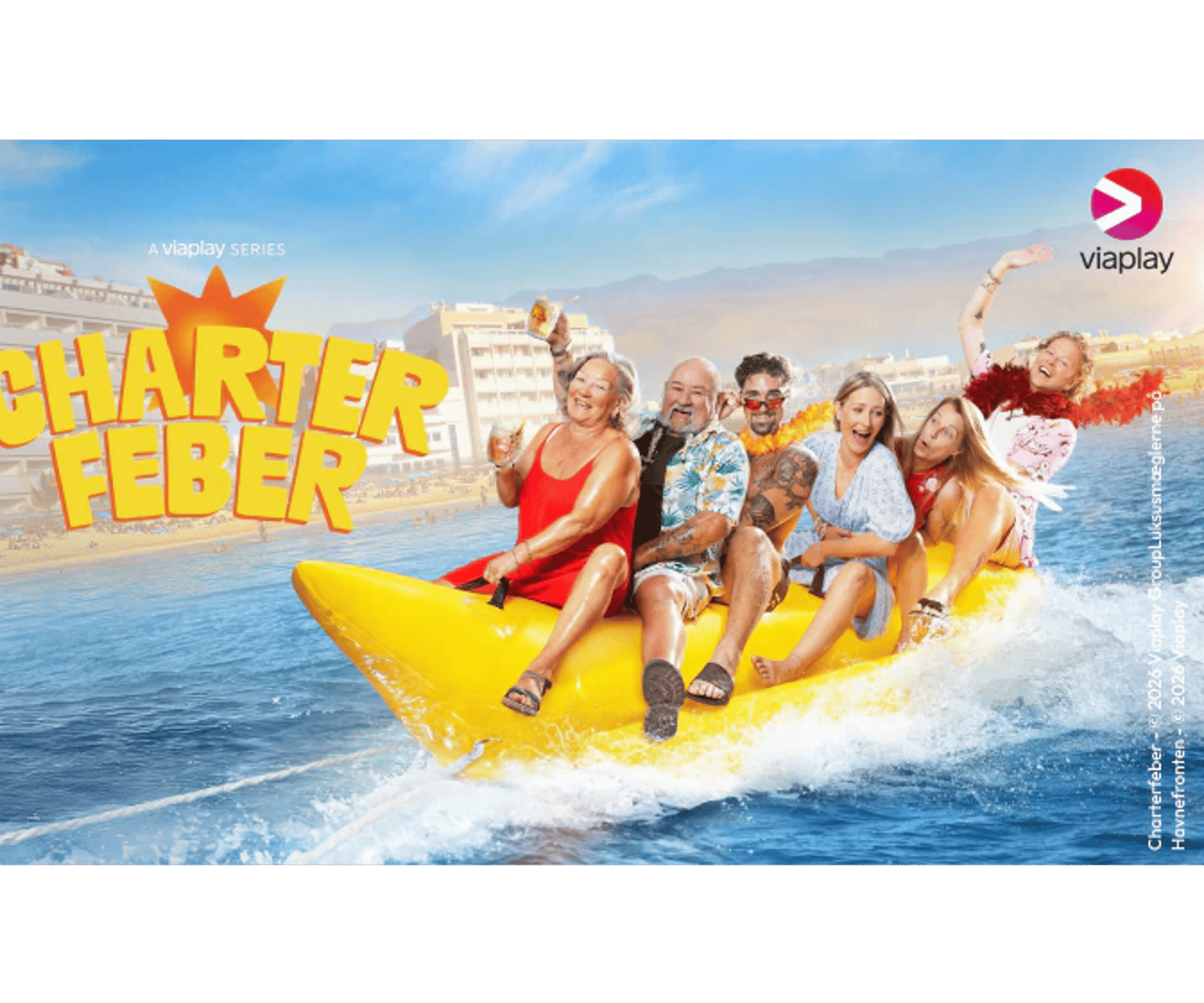 Farverig Viaplay-plakat med Charter Feber-logo og seks personer på en gul bananbåd i høj fart på havet.
