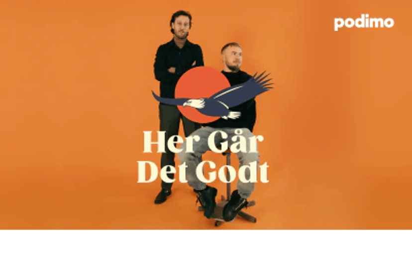 Orange Podimo-banner med to mænd, Podimo-logo og teksten “Her Går Det Godt” samt en grafisk illustration i midten.
