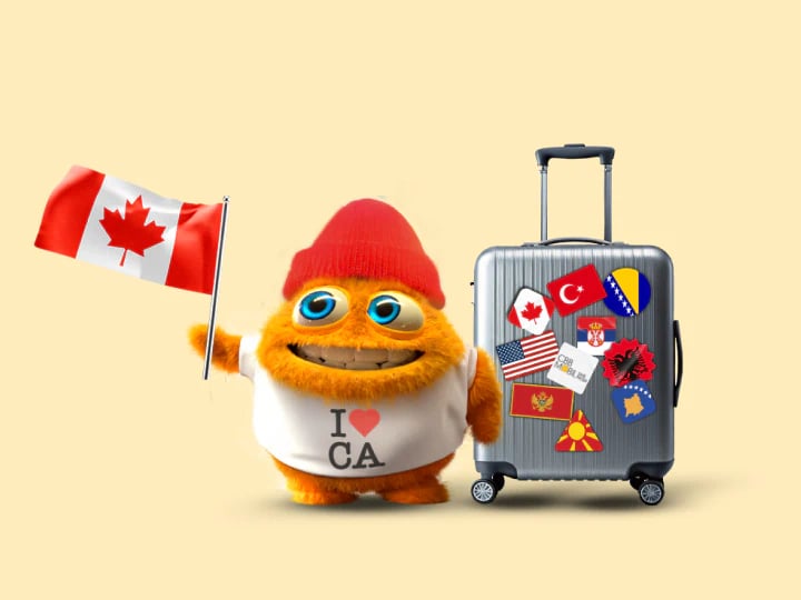 En Lille Pris holder et canadisk flag ved siden af en kuffert med internationale rejsemærker.