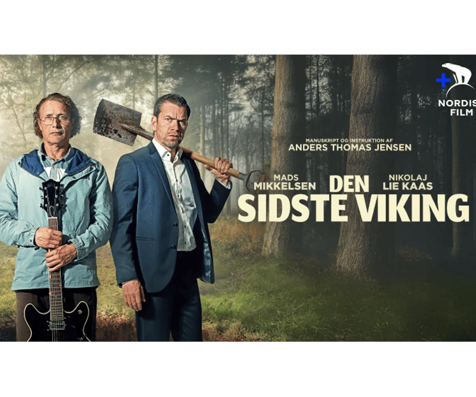 To mænd står i en skov med en guitar og en skovl. Plakaten for Nordisk Films Den Sidste Viking med Mads Mikkelsen og Nikolaj Lie Kaas.