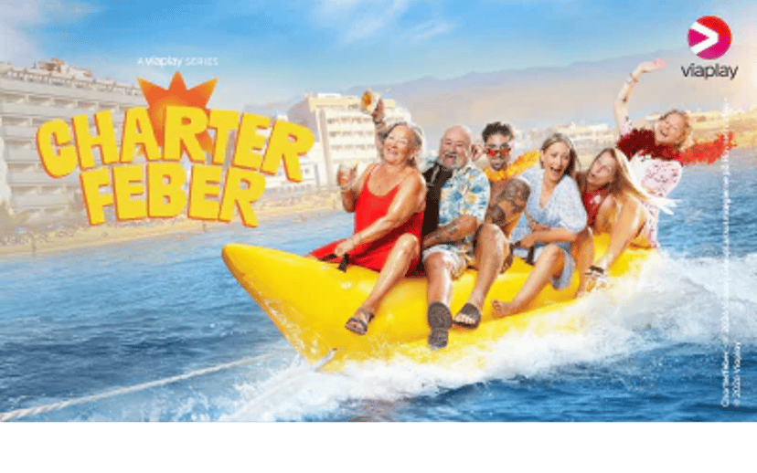 Farverig charterreklame med fire glade personer i en gul motorbåd på havet, mens teksten “Charter Feber” står stort på billedet.