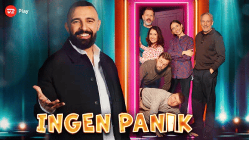 TV 2 Play-logo og en gruppe personer foran et farverigt neonskilt med teksten 'Ingen panik'.