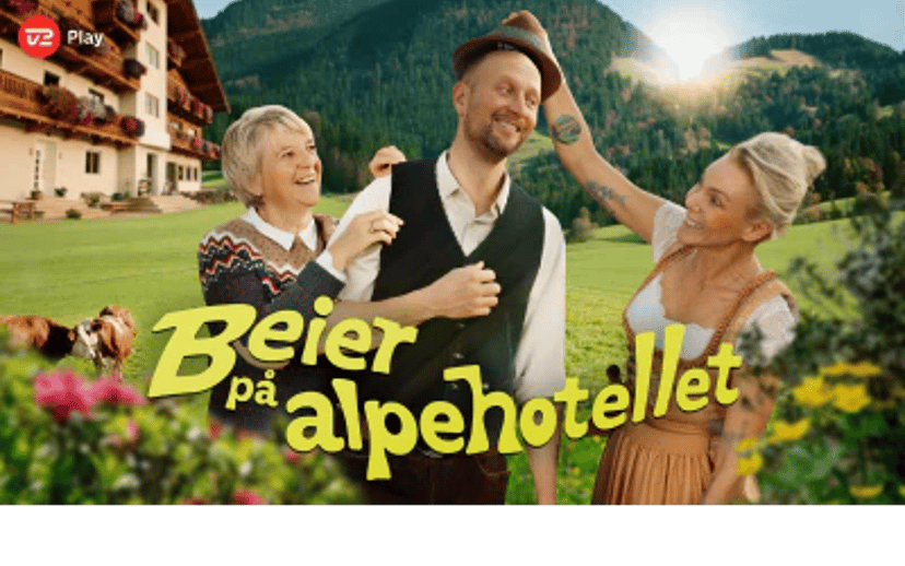 Tre personer står i en grøn alpehave foran et hotel, mens to kvinder retter på en mands hat. TV2 Play-logo ses i hjørnet, og teksten Rejser på alpehotellet står nederst.