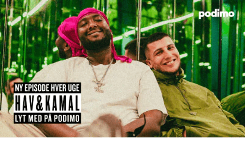 Podimo-banner med Hav og Kamal, der sidder og smiler i et grønt miljø med teksten: Ny episode hver uge. Lyt med på Podimo.