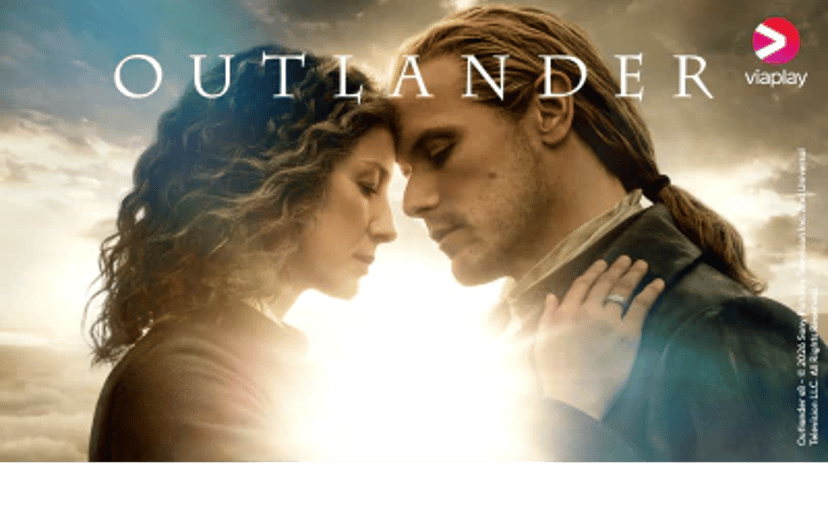 Outlander-plakat med Viaplay-logo, hvor et par står tæt med sollys mellem sig.