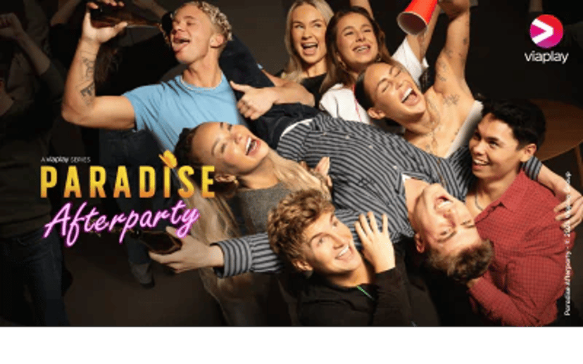 Farverig kampagnegrafik med syv smilende unge mennesker, Viaplay-logo og teksten Paradise Afterparty.