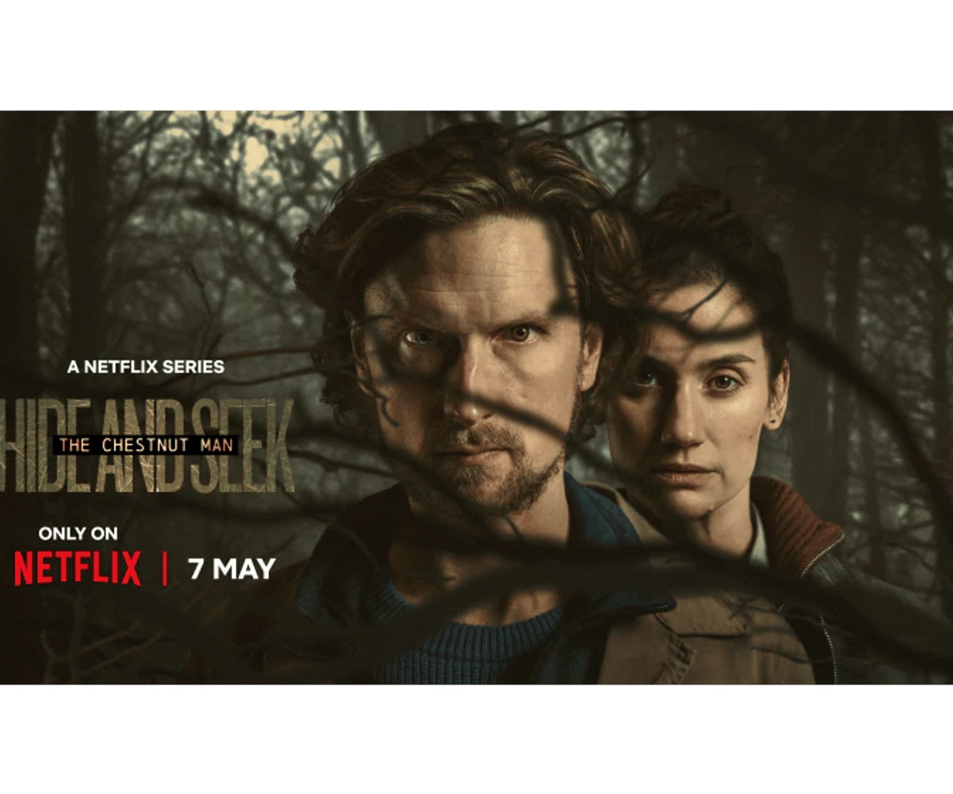 Netflix-seriens Hide and Seek: The Chestnut Man med to personer foran mørke grene i en skov.