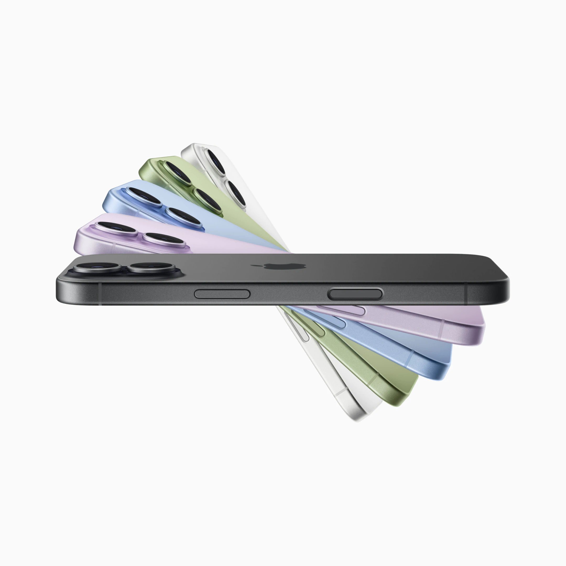 Flere iPhone 17-mobiler i sort, lilla, blå, grøn og hvid ligger overlappende på en hvid baggrund. Den sorte telefon er placeret forrest og viser kameraerne og Apple-logoet.