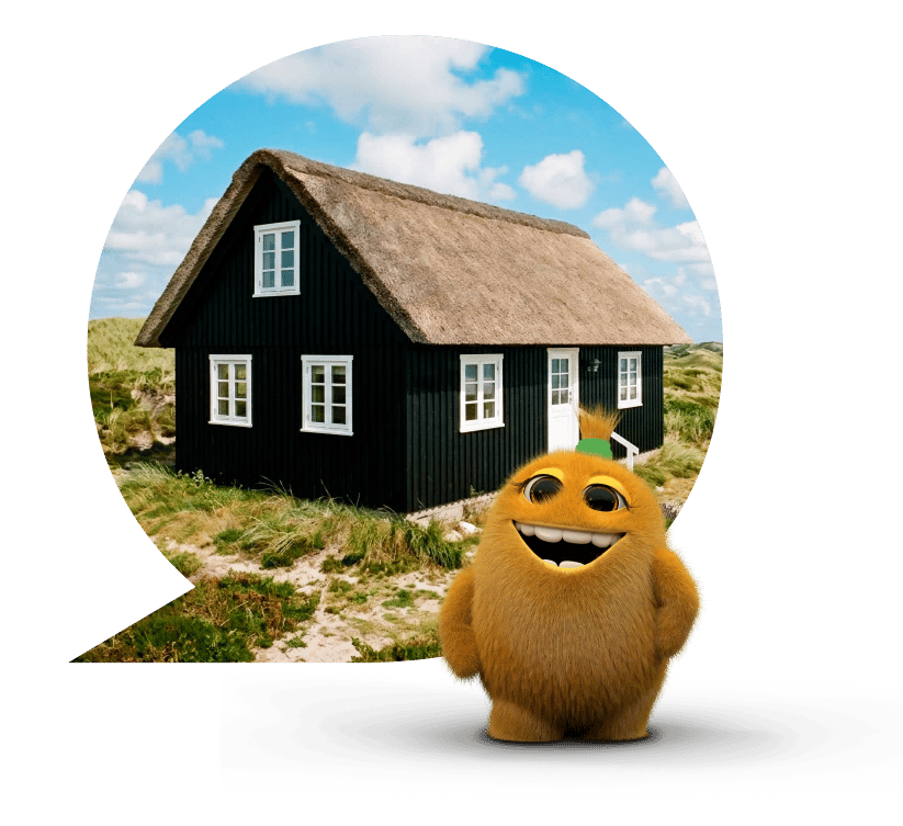 Sort sommerhus i klitterne med en glad orange figur foran på grøn baggrund.