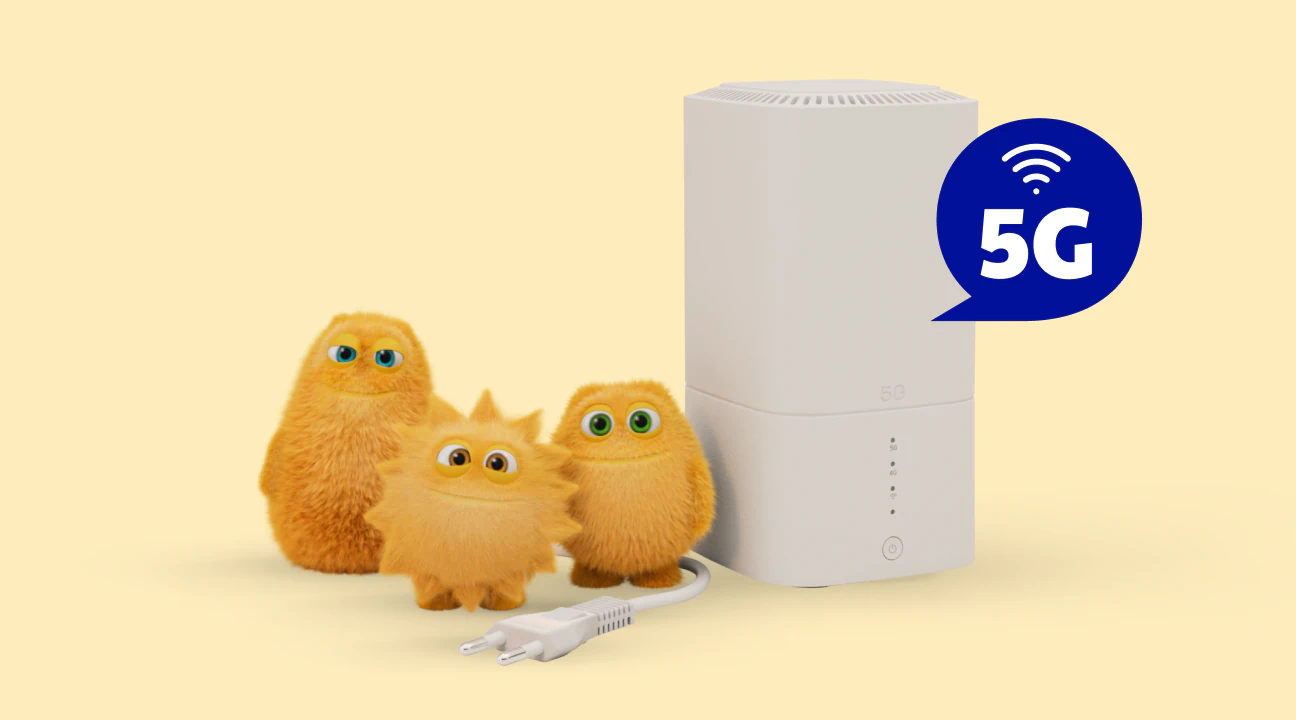 5G-router til hjemmet med tre orange Små Priser og et blåt 5G-ikon på lys baggrund.