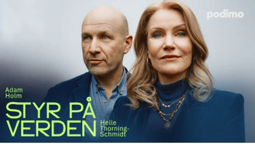 Podimo-cover med Adam Holm og Helle Thorning-Schmidt foran grå baggrund. Nederst står teksten “Styr på verden”, og Podimo-logoet ses øverst til højre.