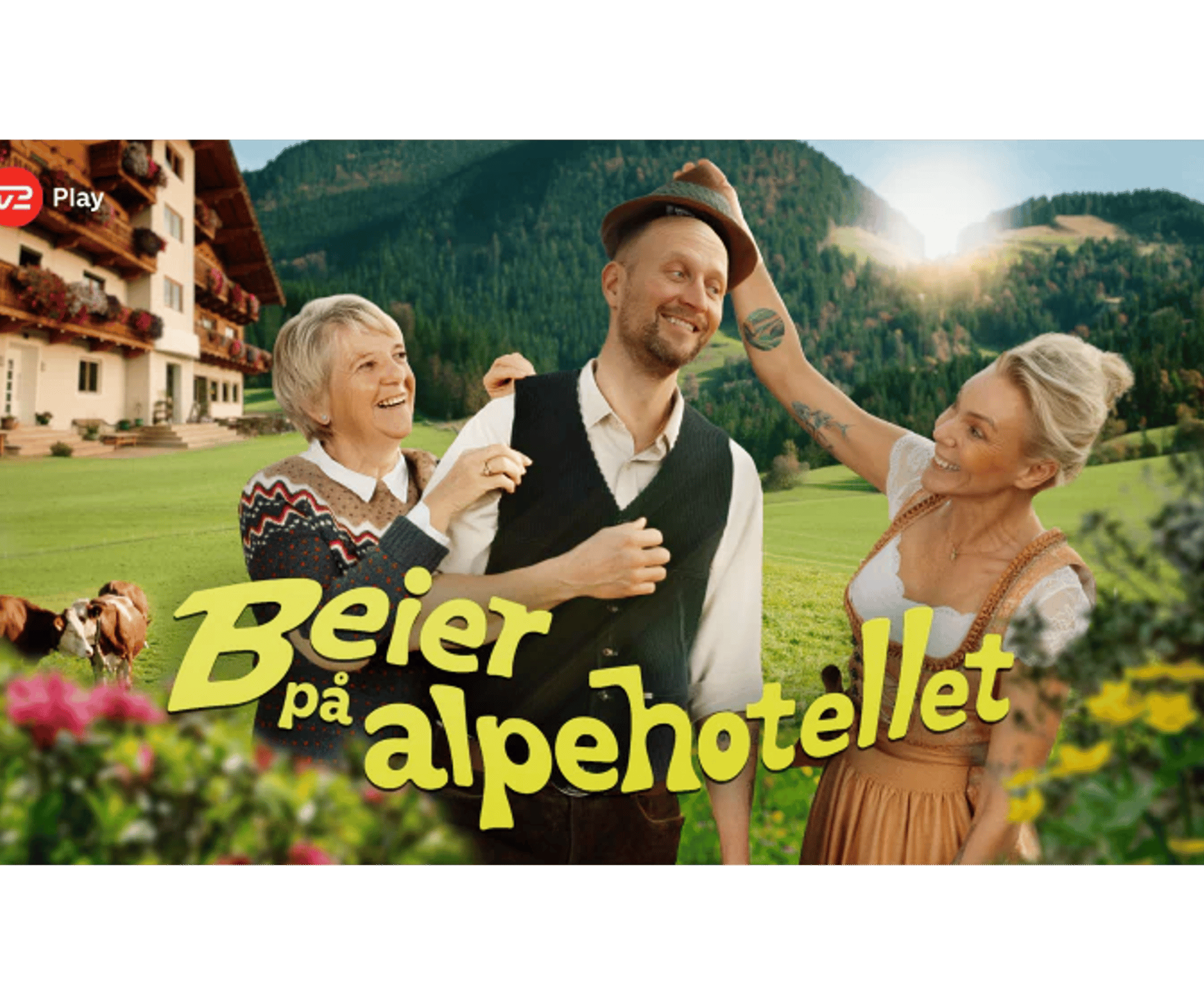 Tre personer står på en grøn bjergeng foran et alpehotel, mens solen skinner over bjergene. TV2 Play-logo og teksten “Beier på alpehotellet” er placeret nederst i billedet.