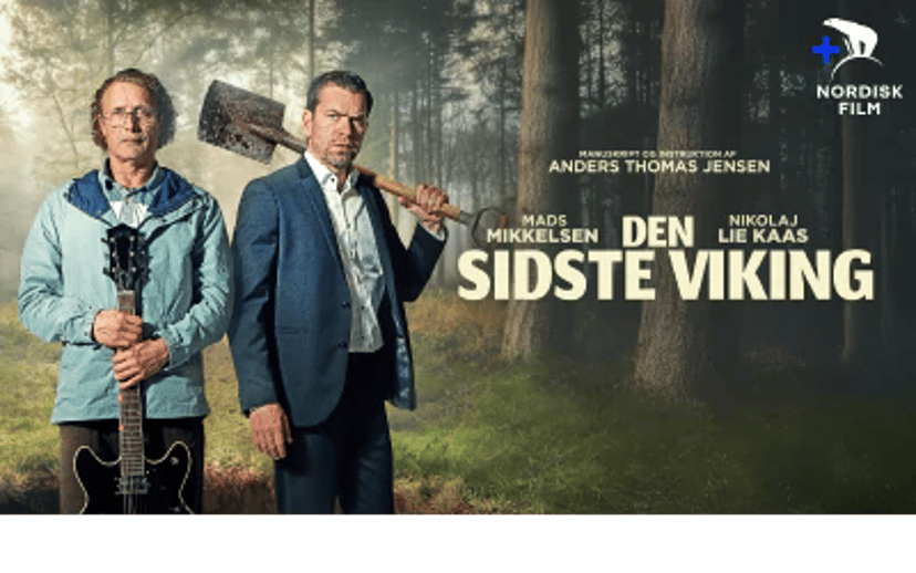 To mænd står i en skovlysning foran titlen Den Sidste Viking. Den ene holder en guitar, og den anden bærer en økse over skulderen. Nordisk Film-logoet ses øverst til højre.