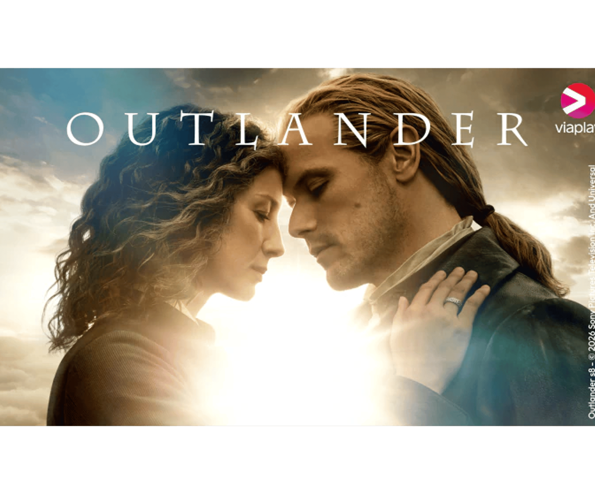 Romantisk Outlander-plakat med to personer, der står tæt panden mod panden i sollys, med Viaplay-logo og serienavnet øverst.